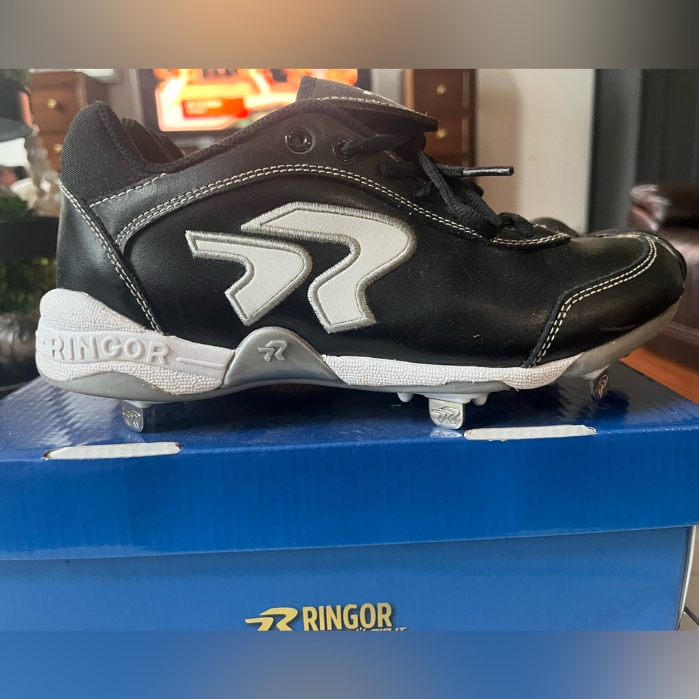 Ringer Dynasty Pitching Cleats (metal). Size 8.5